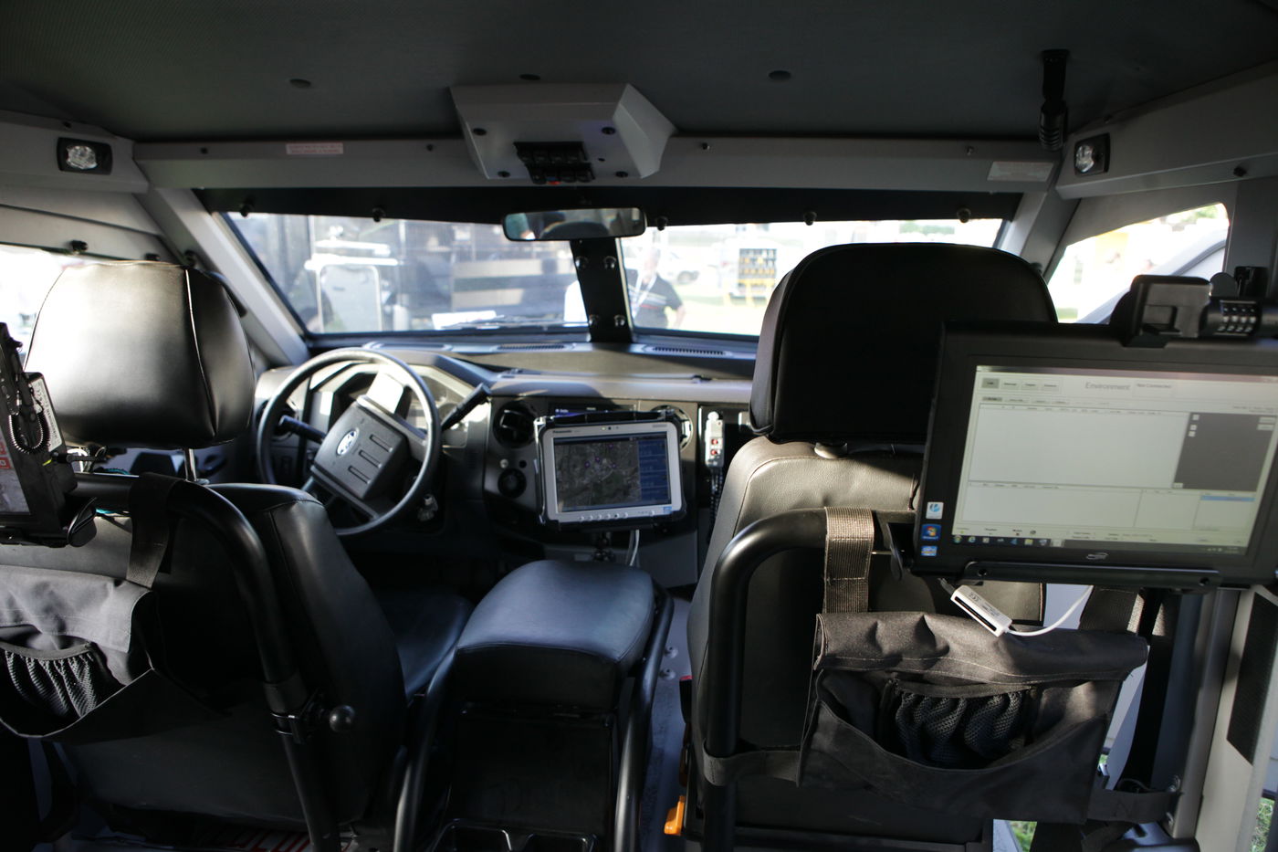 גלרית ענק: דור העתיד של כלי הרכב הביטחוניים