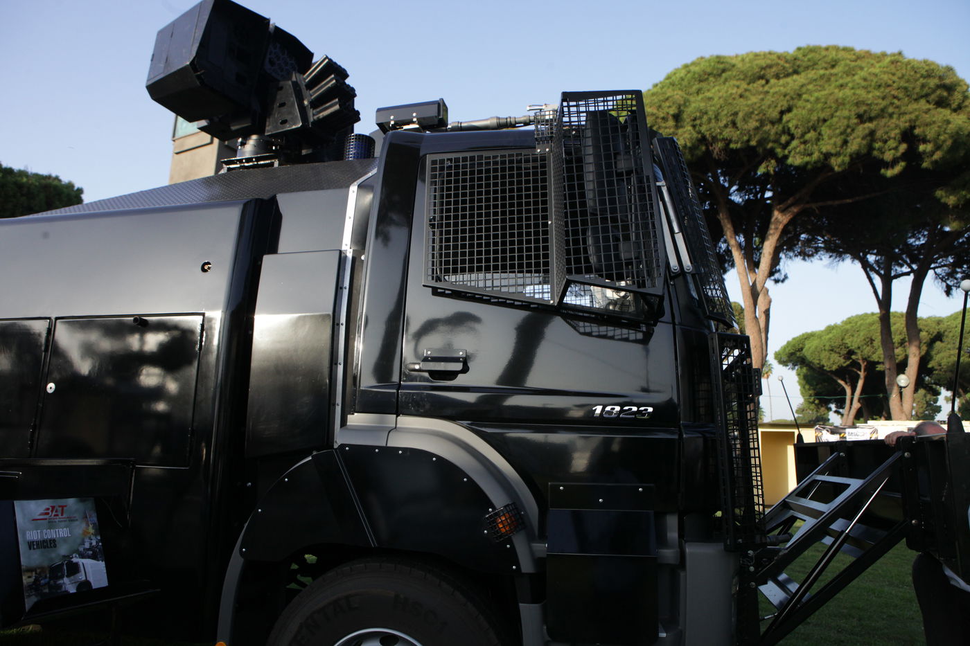 גלרית ענק: דור העתיד של כלי הרכב הביטחוניים