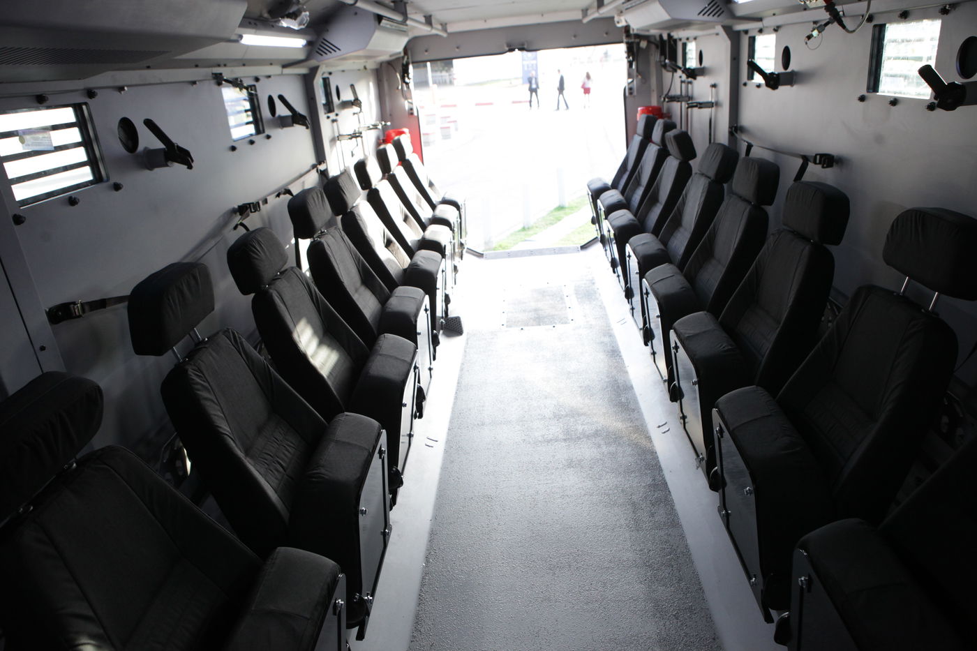 גלרית ענק: דור העתיד של כלי הרכב הביטחוניים