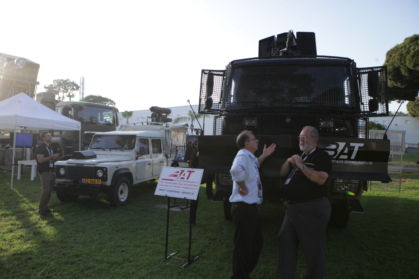 גלרית ענק: דור העתיד של כלי הרכב הביטחוניים