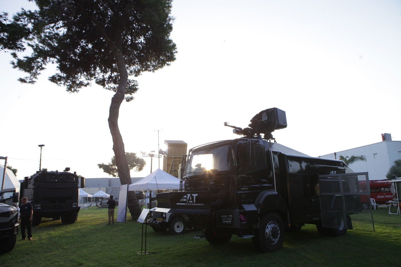 גלרית ענק: דור העתיד של כלי הרכב הביטחוניים