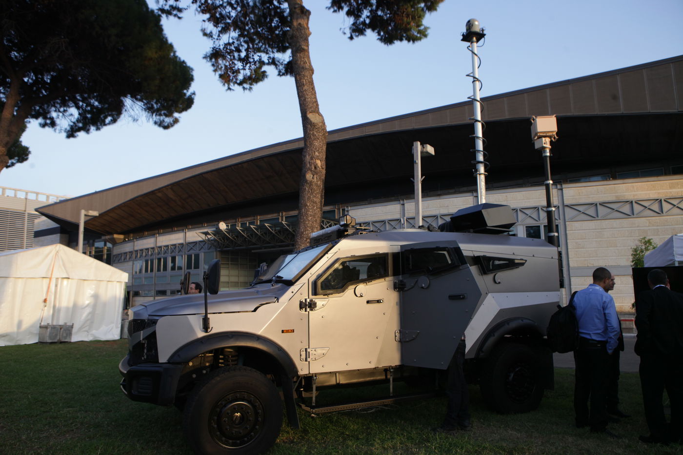 גלרית ענק: דור העתיד של כלי הרכב הביטחוניים