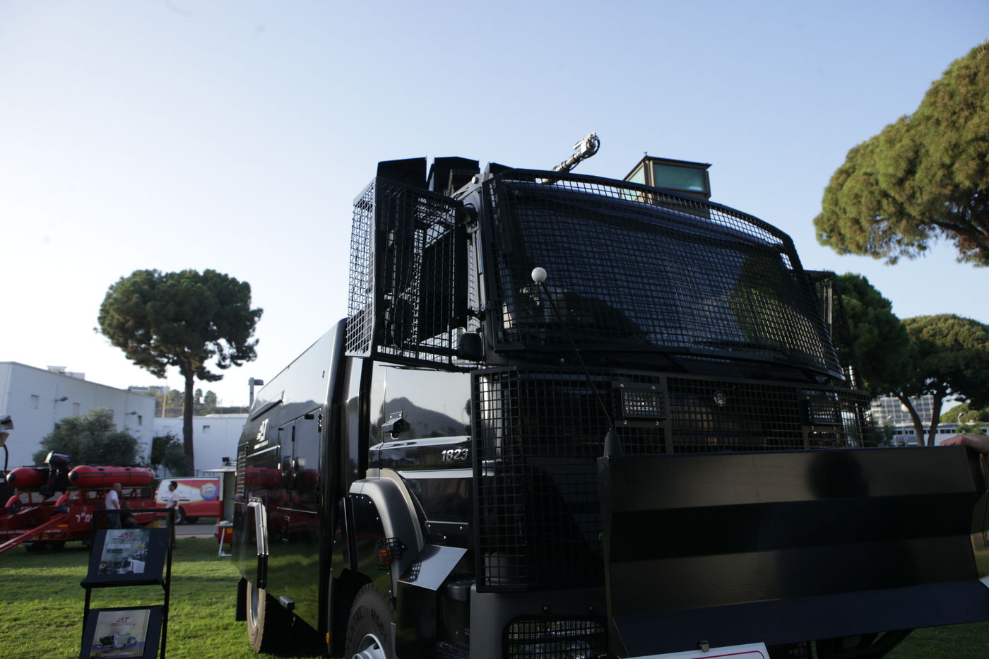 גלרית ענק: דור העתיד של כלי הרכב הביטחוניים