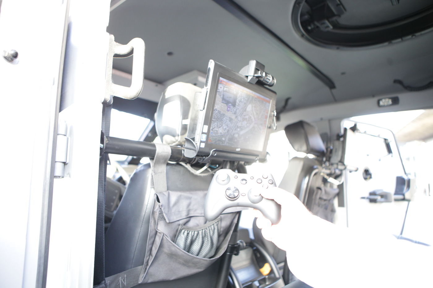 גלרית ענק: דור העתיד של כלי הרכב הביטחוניים