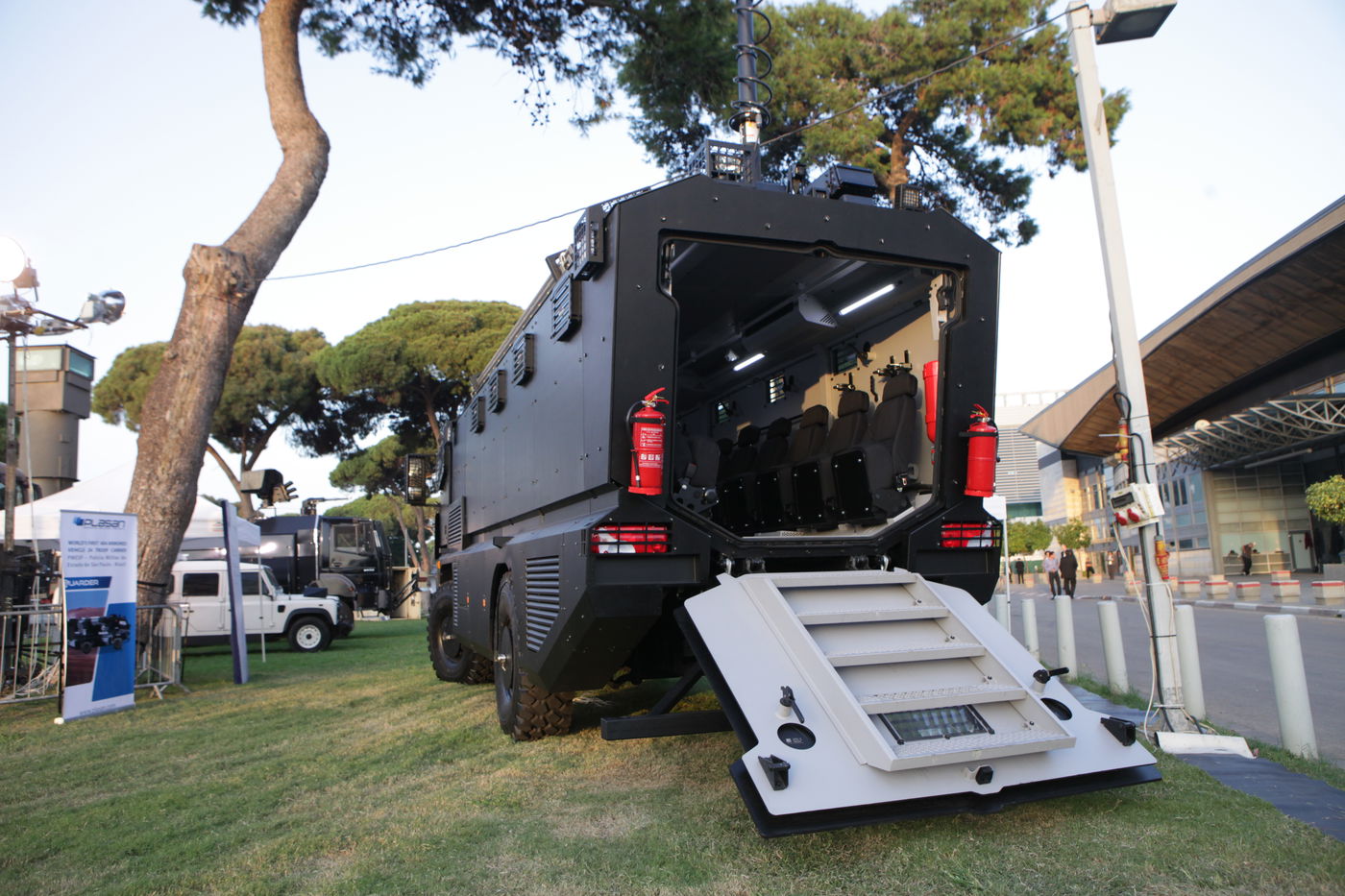 גלרית ענק: דור העתיד של כלי הרכב הביטחוניים