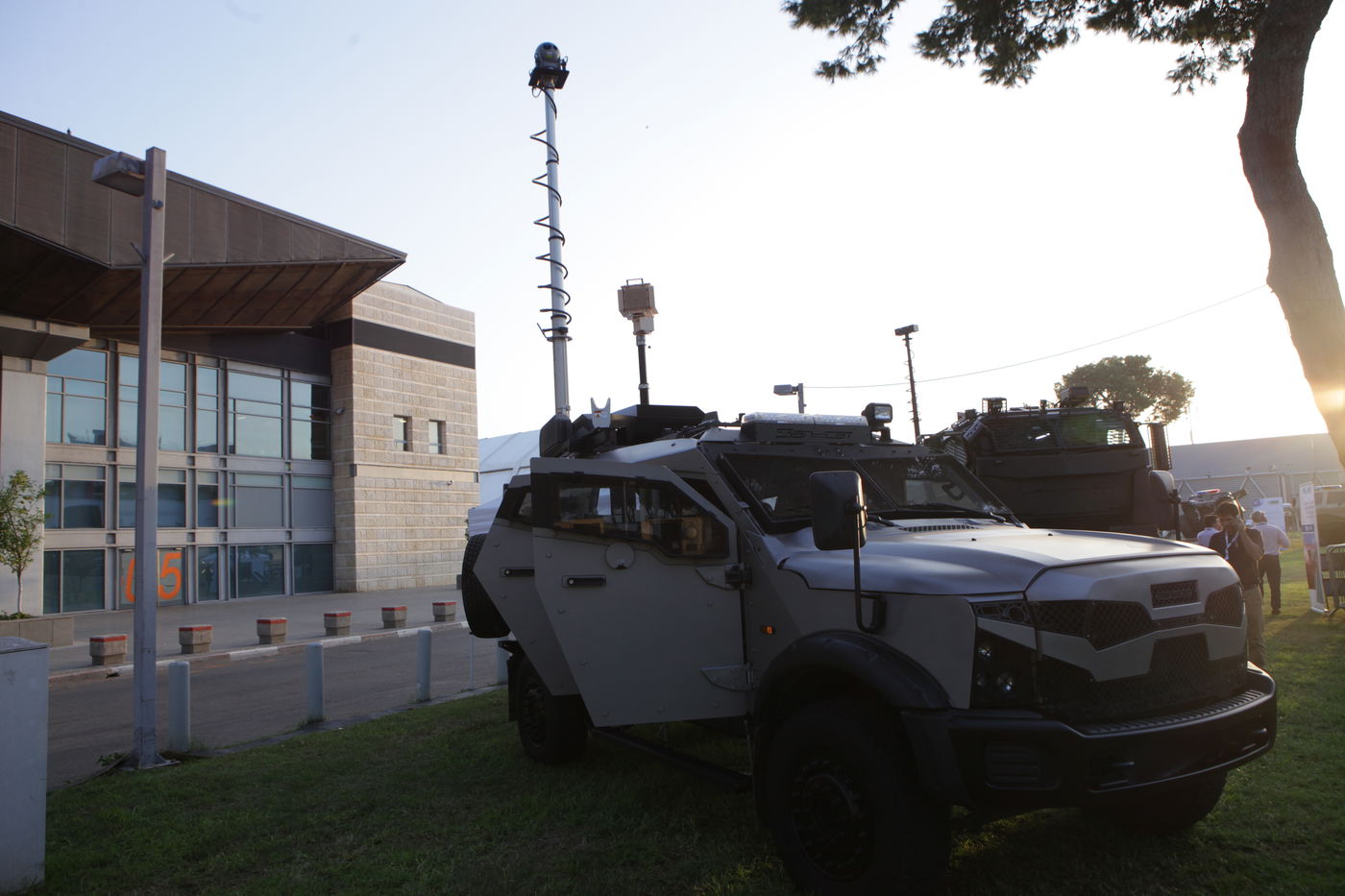 גלרית ענק: דור העתיד של כלי הרכב הביטחוניים