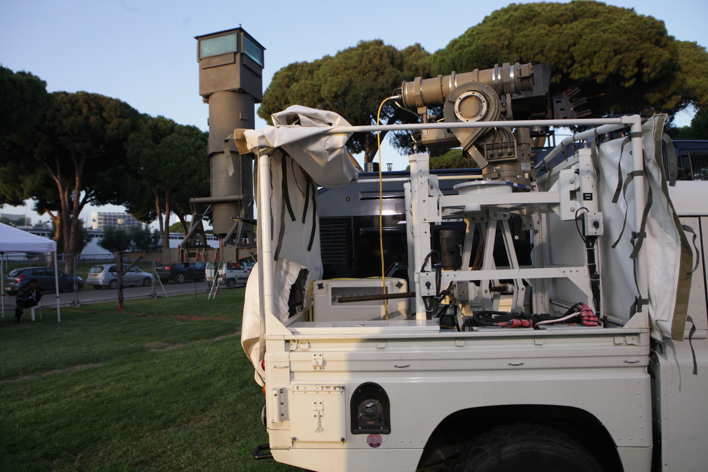 גלרית ענק: דור העתיד של כלי הרכב הביטחוניים