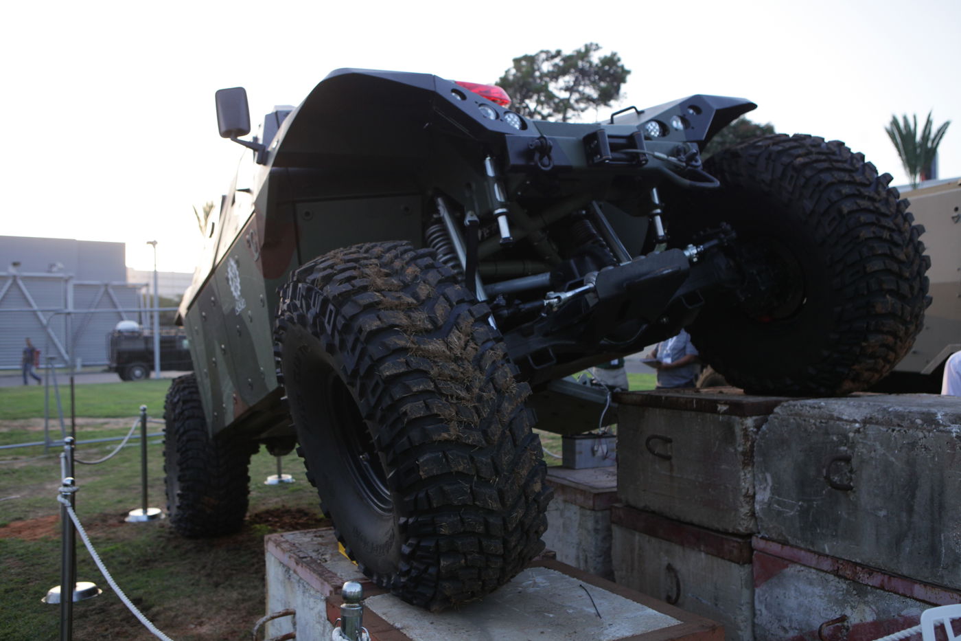 גלרית ענק: דור העתיד של כלי הרכב הביטחוניים