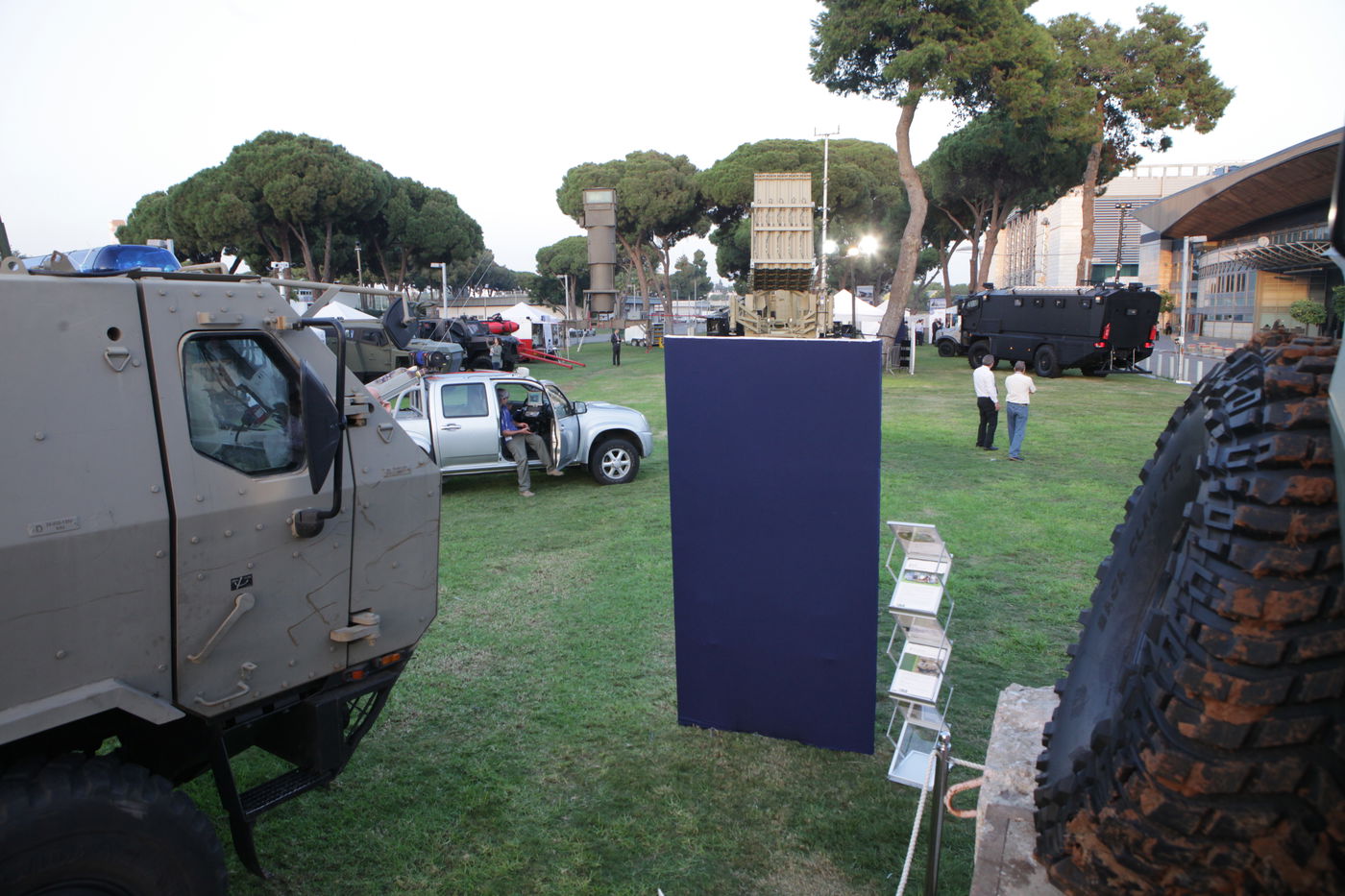 גלרית ענק: דור העתיד של כלי הרכב הביטחוניים