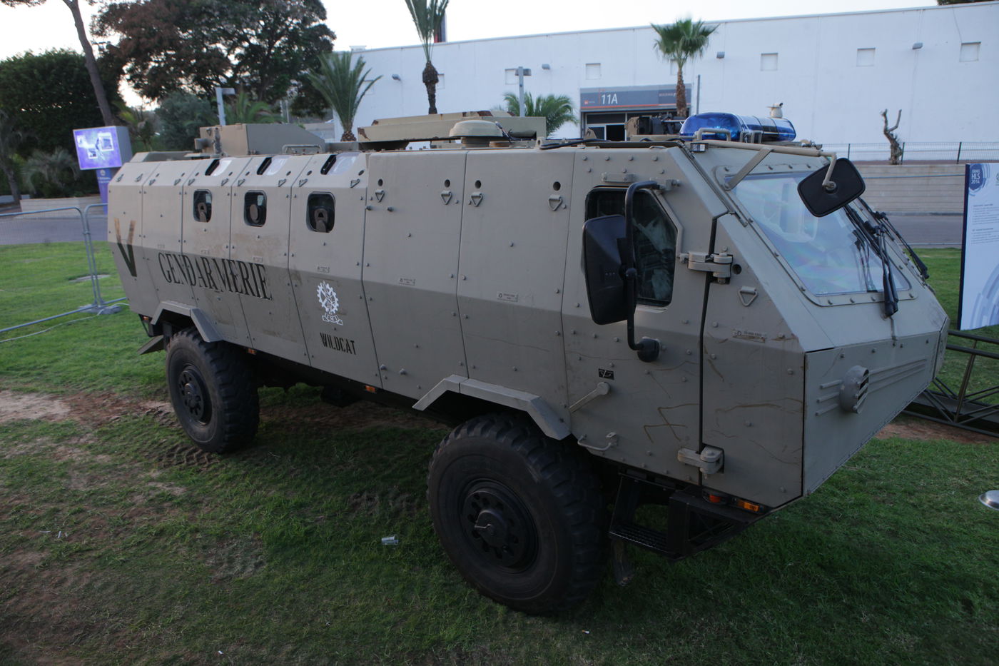 גלרית ענק: דור העתיד של כלי הרכב הביטחוניים