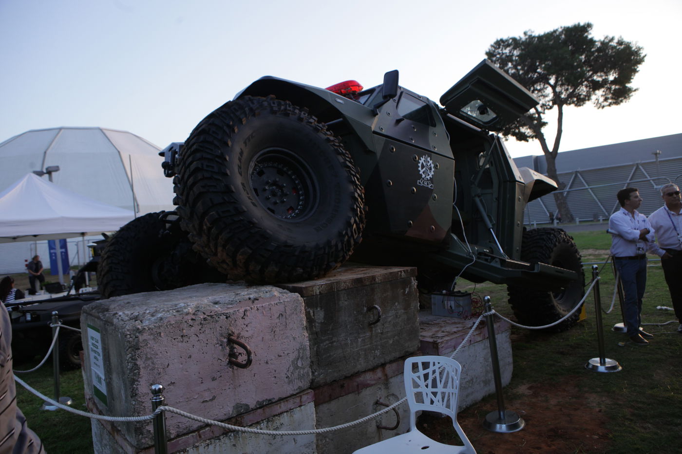 גלרית ענק: דור העתיד של כלי הרכב הביטחוניים