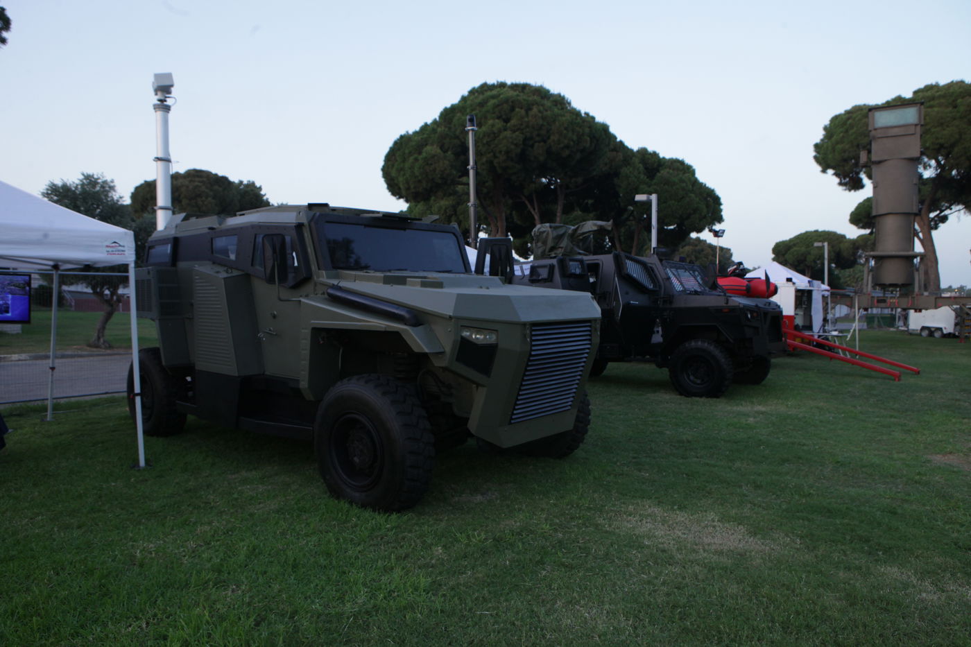 גלרית ענק: דור העתיד של כלי הרכב הביטחוניים