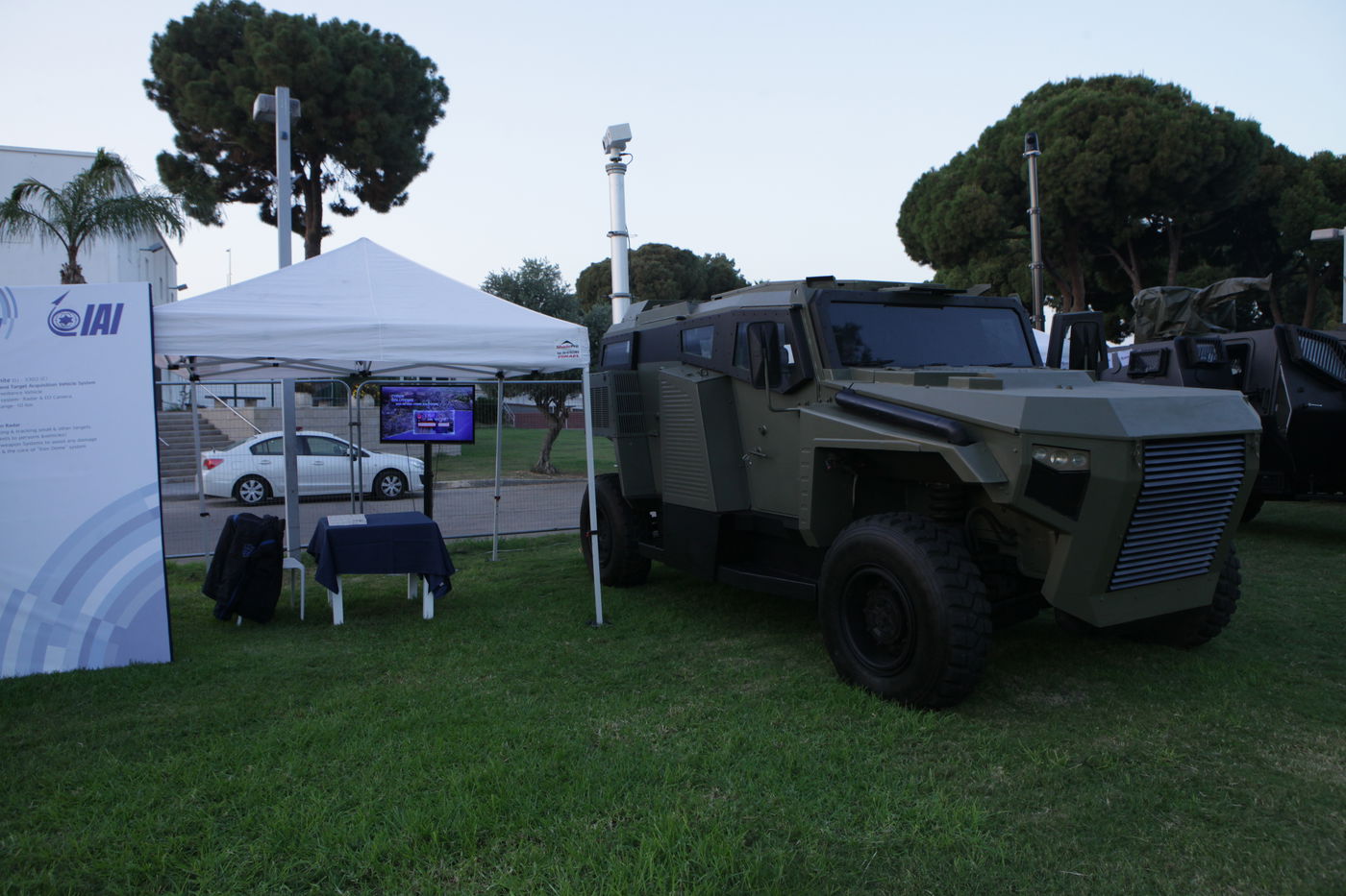 גלרית ענק: דור העתיד של כלי הרכב הביטחוניים
