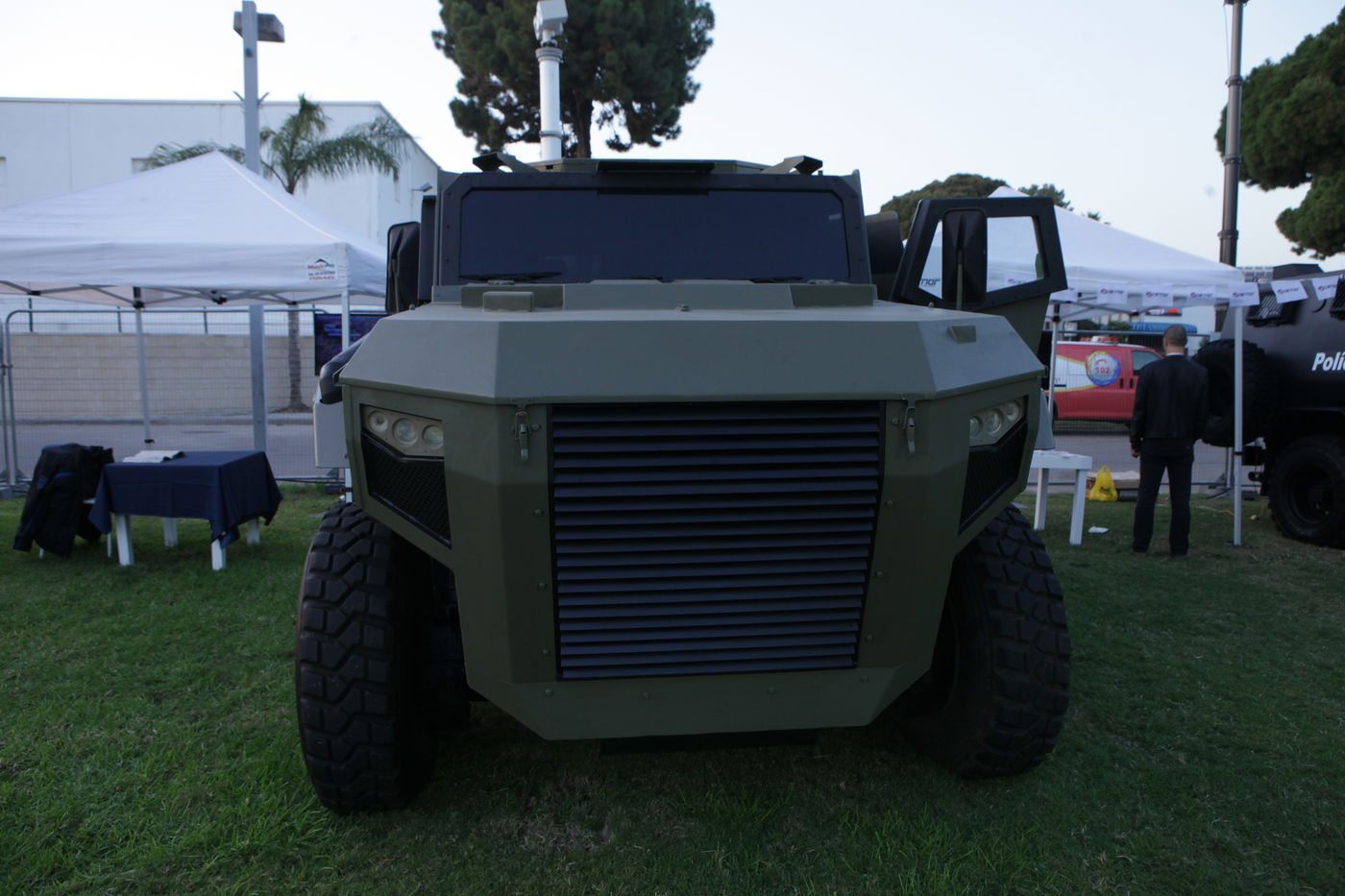 גלרית ענק: דור העתיד של כלי הרכב הביטחוניים