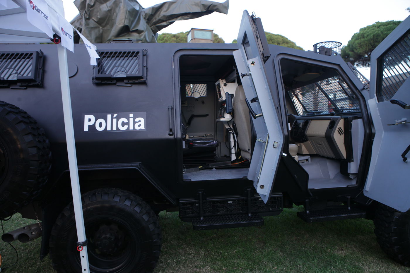 גלרית ענק: דור העתיד של כלי הרכב הביטחוניים