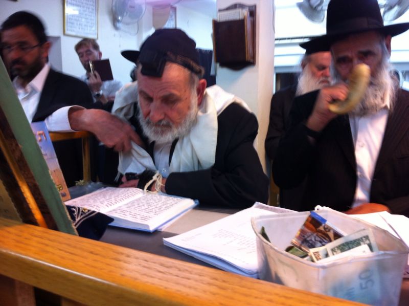 בעקבות המצב הביטחוני: הרב עמאר והרב בוארון ערכו עצרת תפילה