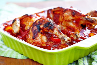 שוקי עוף בפלפלים אדומים ועגבניות