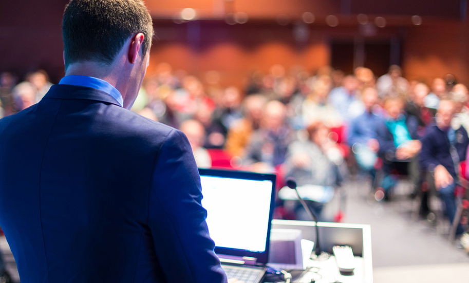 קאוצ'ר נואם בפני קהל