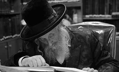 תיעוד מבפנים: גאב"ד 'העדה החרדית' הגרי"ט וויס לומד בביתו