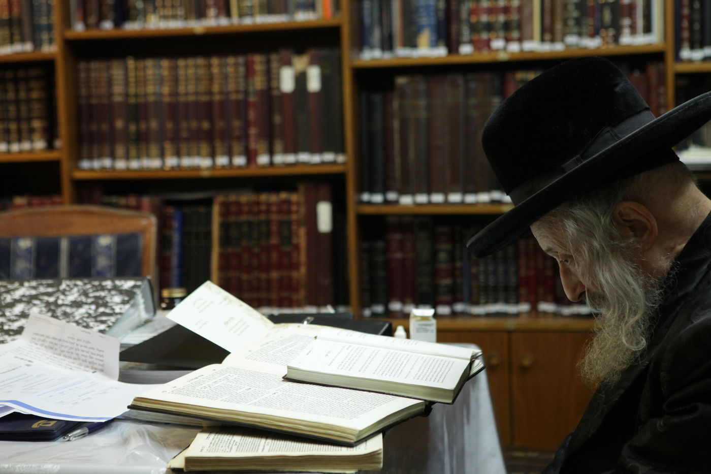 תיעוד מבפנים: גאב"ד 'העדה החרדית' הגרי"ט וויס לומד בביתו