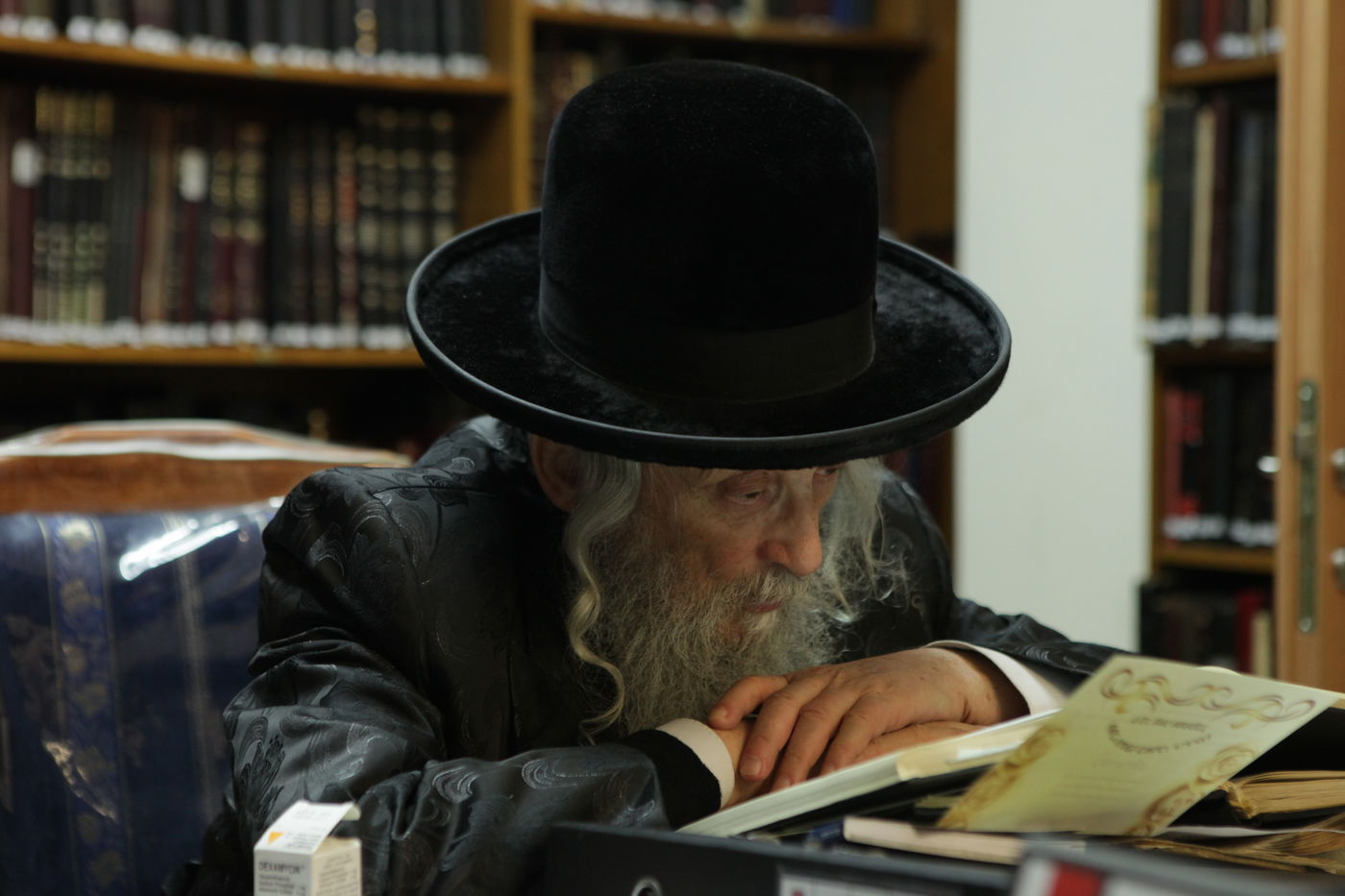 תיעוד מבפנים: גאב"ד 'העדה החרדית' הגרי"ט וויס לומד בביתו