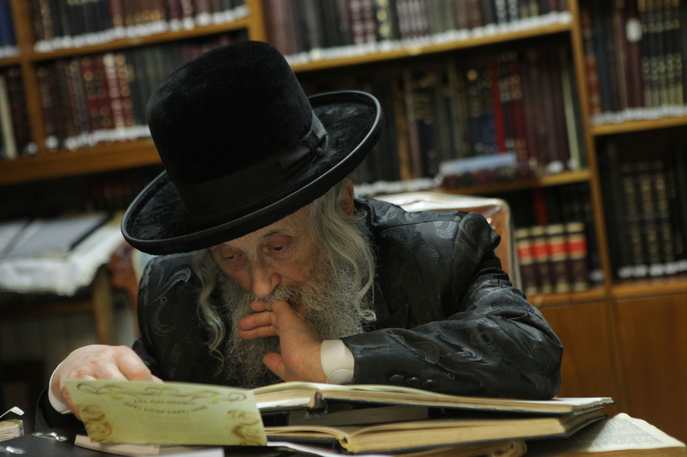 תיעוד מבפנים: גאב"ד 'העדה החרדית' הגרי"ט וויס לומד בביתו