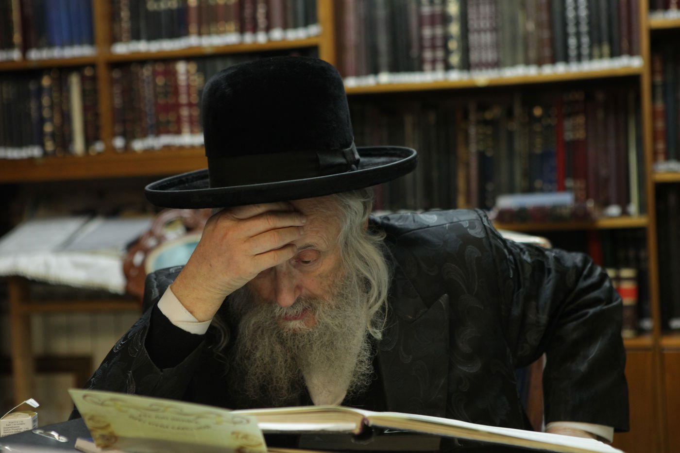 תיעוד מבפנים: גאב"ד 'העדה החרדית' הגרי"ט וויס לומד בביתו