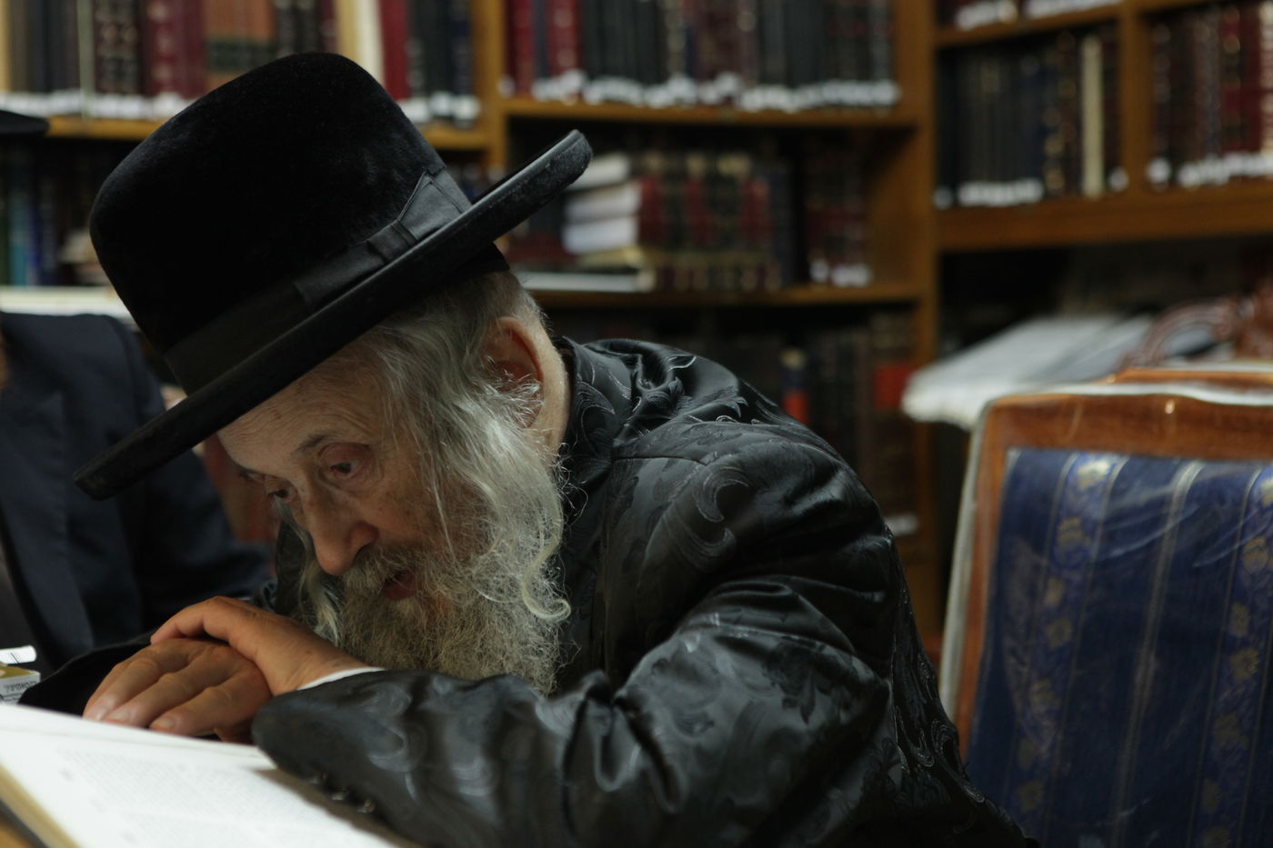 תיעוד מבפנים: גאב"ד 'העדה החרדית' הגרי"ט וויס לומד בביתו