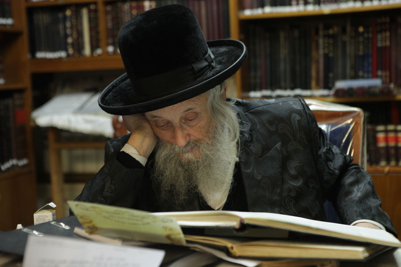 תיעוד מבפנים: גאב"ד 'העדה החרדית' הגרי"ט וויס לומד בביתו