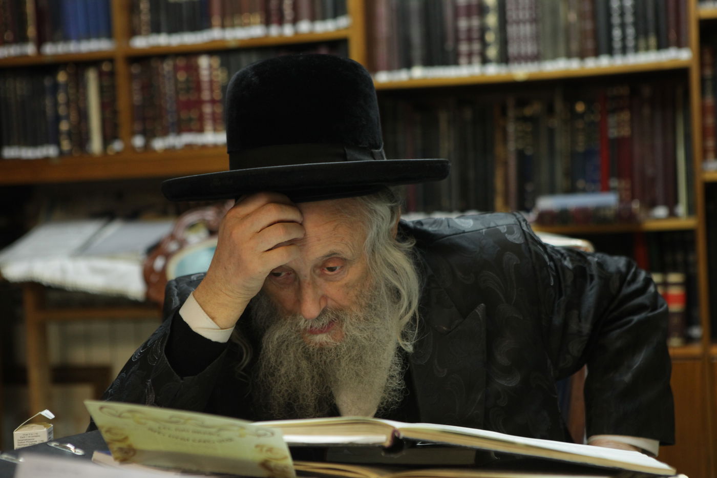 תיעוד מבפנים: גאב"ד 'העדה החרדית' הגרי"ט וויס לומד בביתו