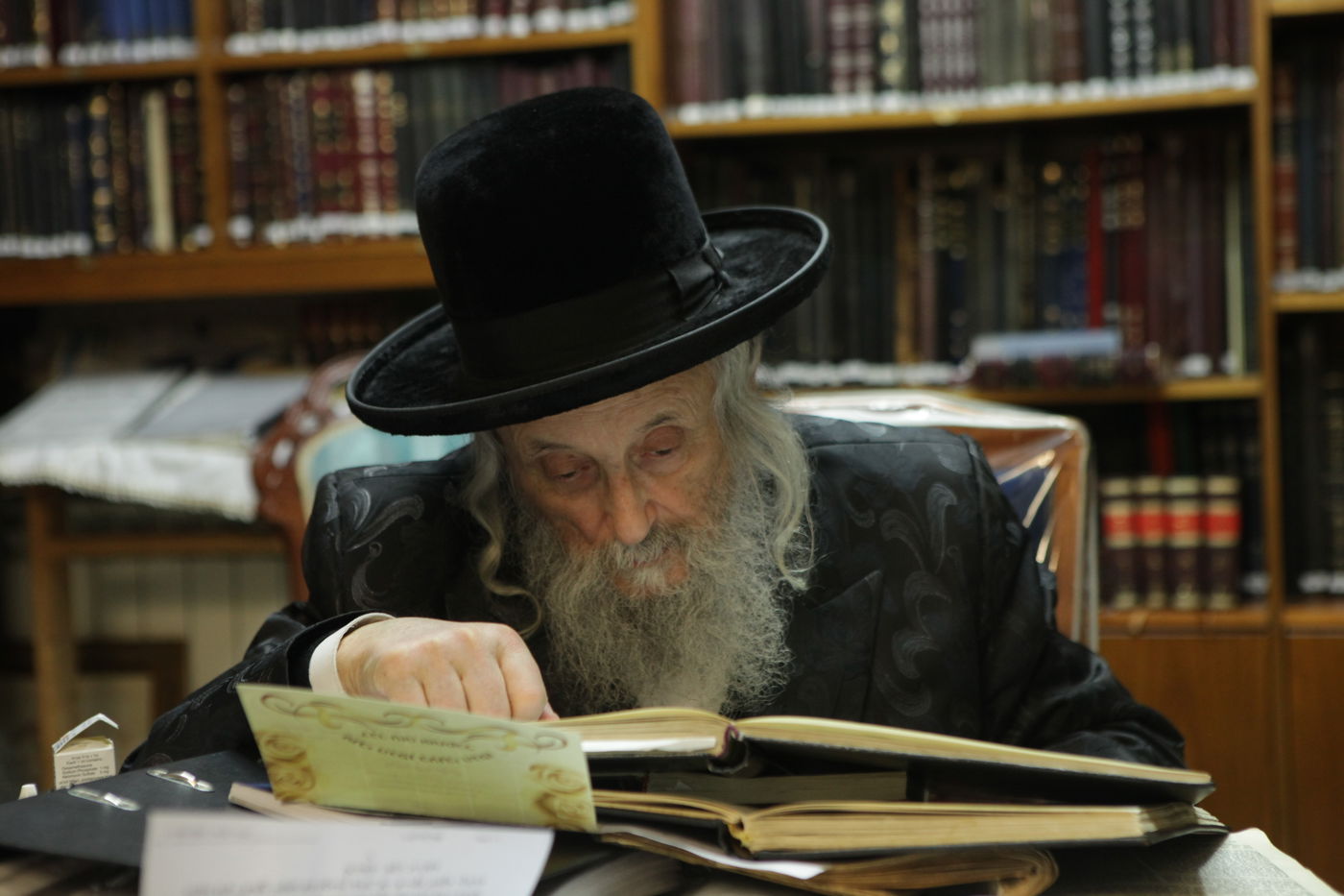 תיעוד מבפנים: גאב"ד 'העדה החרדית' הגרי"ט וויס לומד בביתו