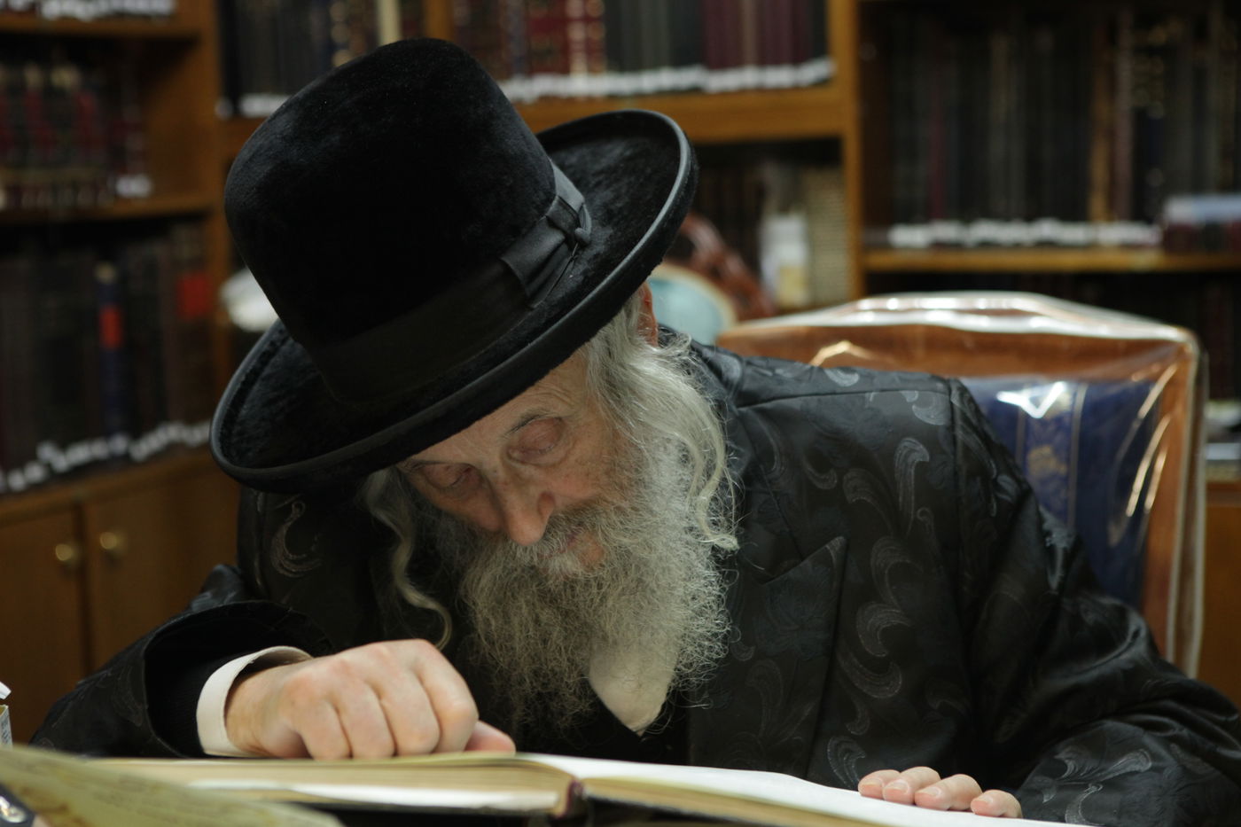 תיעוד מבפנים: גאב"ד 'העדה החרדית' הגרי"ט וויס לומד בביתו