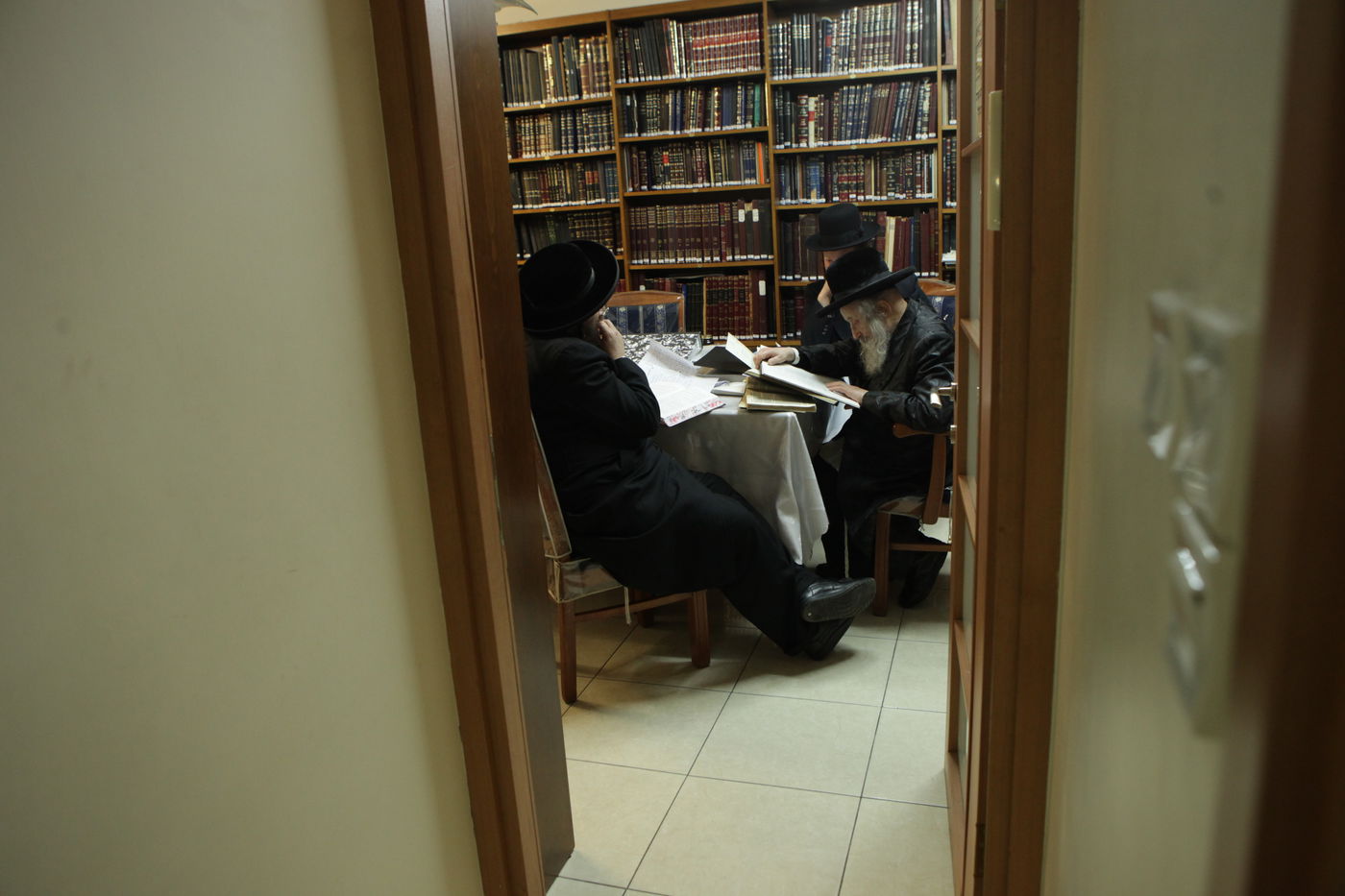 תיעוד מבפנים: גאב"ד 'העדה החרדית' הגרי"ט וויס לומד בביתו