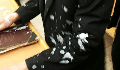 חרפה בפוניבז': גביע לבן הושלך על הרב חיים ברמן