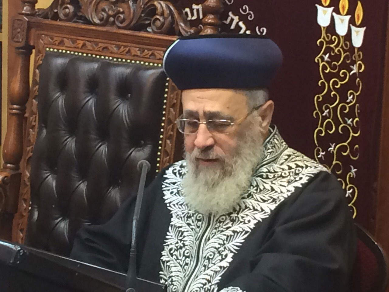 הגר"י יוסף לצד כיסאו של הגר"ש עמאר, הערב