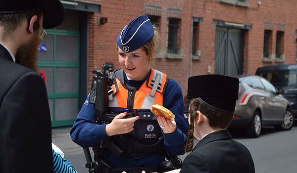 תושבים חרדים באנטוורפן עם כוחות משטרה, לפני מספר חודשים