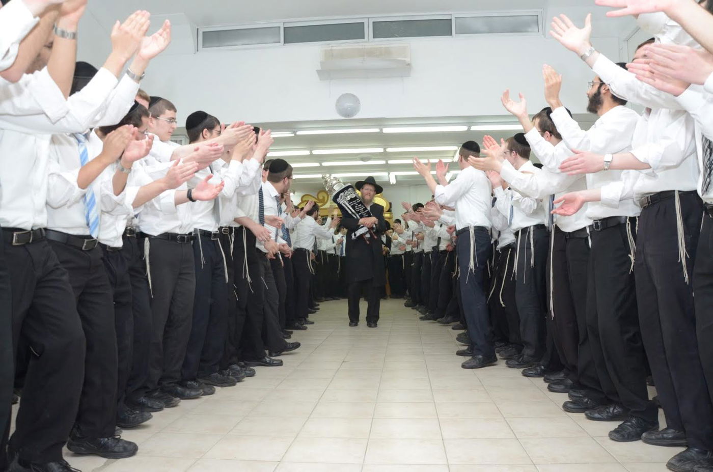 צפו: הכנסת ספר תורה חדש ל"אורחות תורה"
