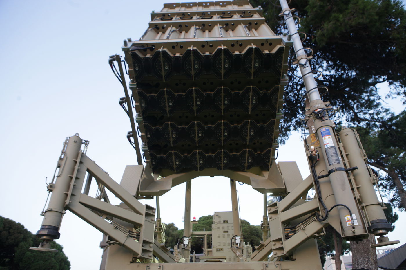 כיפת ברזל, מבט מלמטה