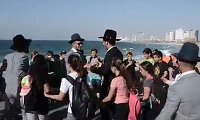 על שפת הים בתל אביב: ילדים רקדו לחתן החרדי • צפו בוידאו