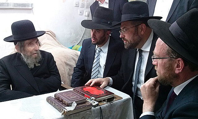 מרן הגראי"ל שטיינמן עם נציגי 'דגל התורה' בי-ם