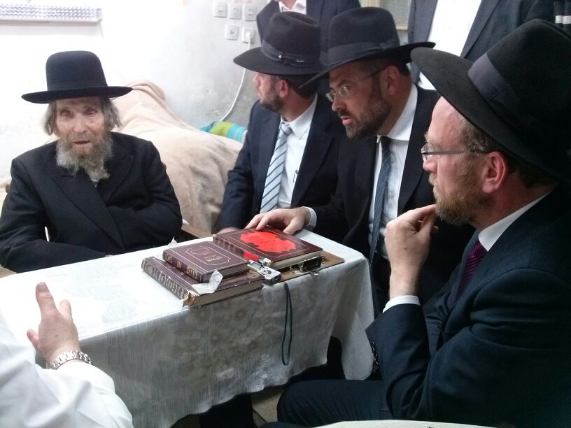 מרן הרב שטיינמן: "למחות אך להיזהר מאוד מאלימות"