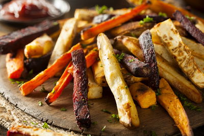 מקלות תפוחי אדמה, גזר, בטטה וסלק בתנור