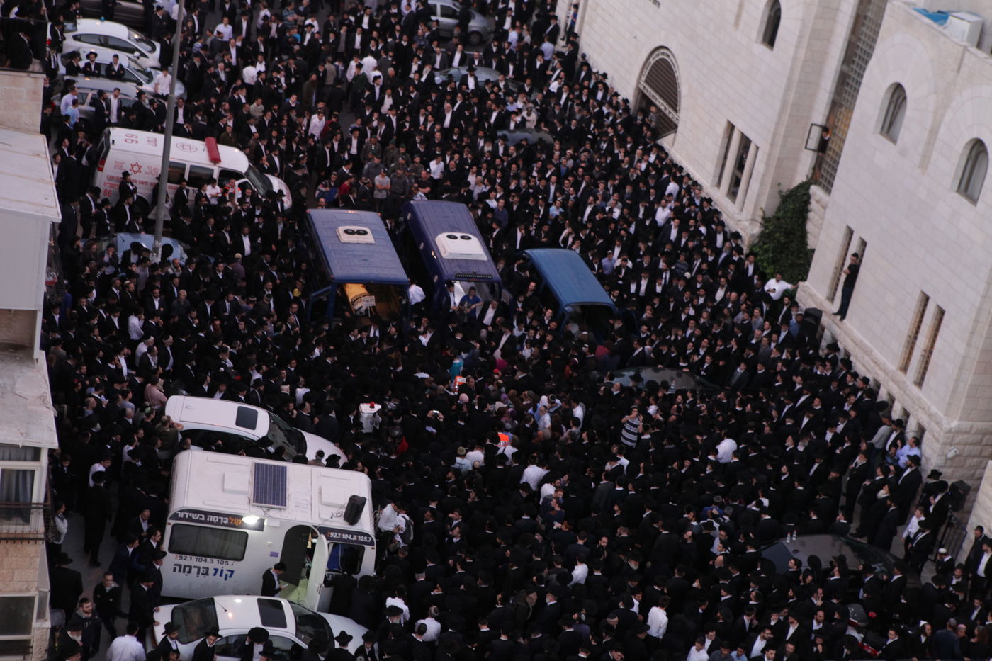 העם היהודי כואב: אלפים ליוו את הקדושים שנרצחו בתפילתם