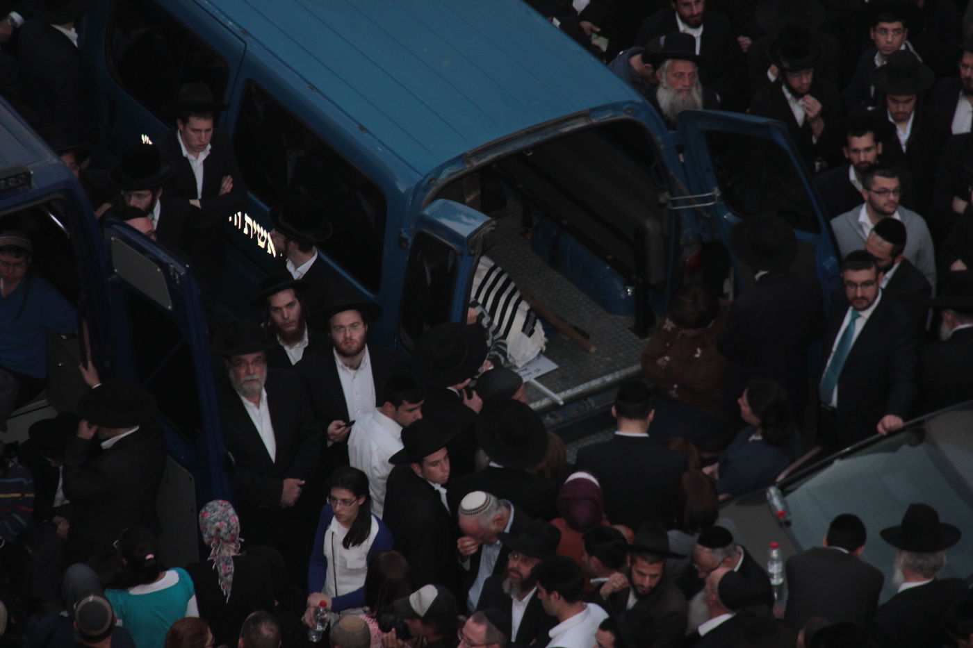 העם היהודי כואב: אלפים ליוו את הקדושים שנרצחו בתפילתם