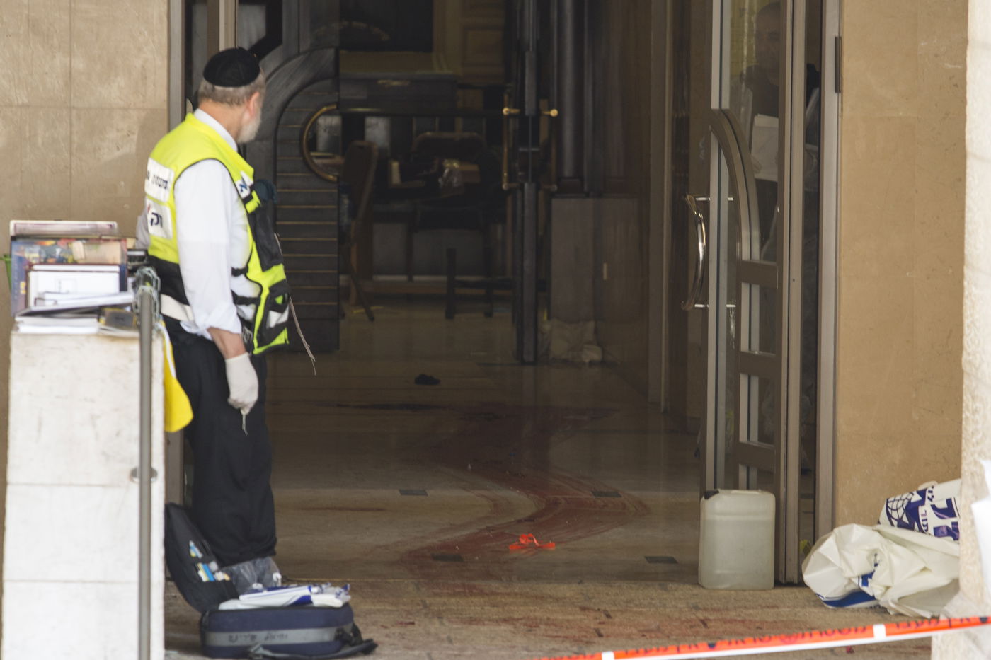 עין במר בוכה: גופות הקדושים הי"ד הוצאו מבית הכנסת • תיעוד דומע