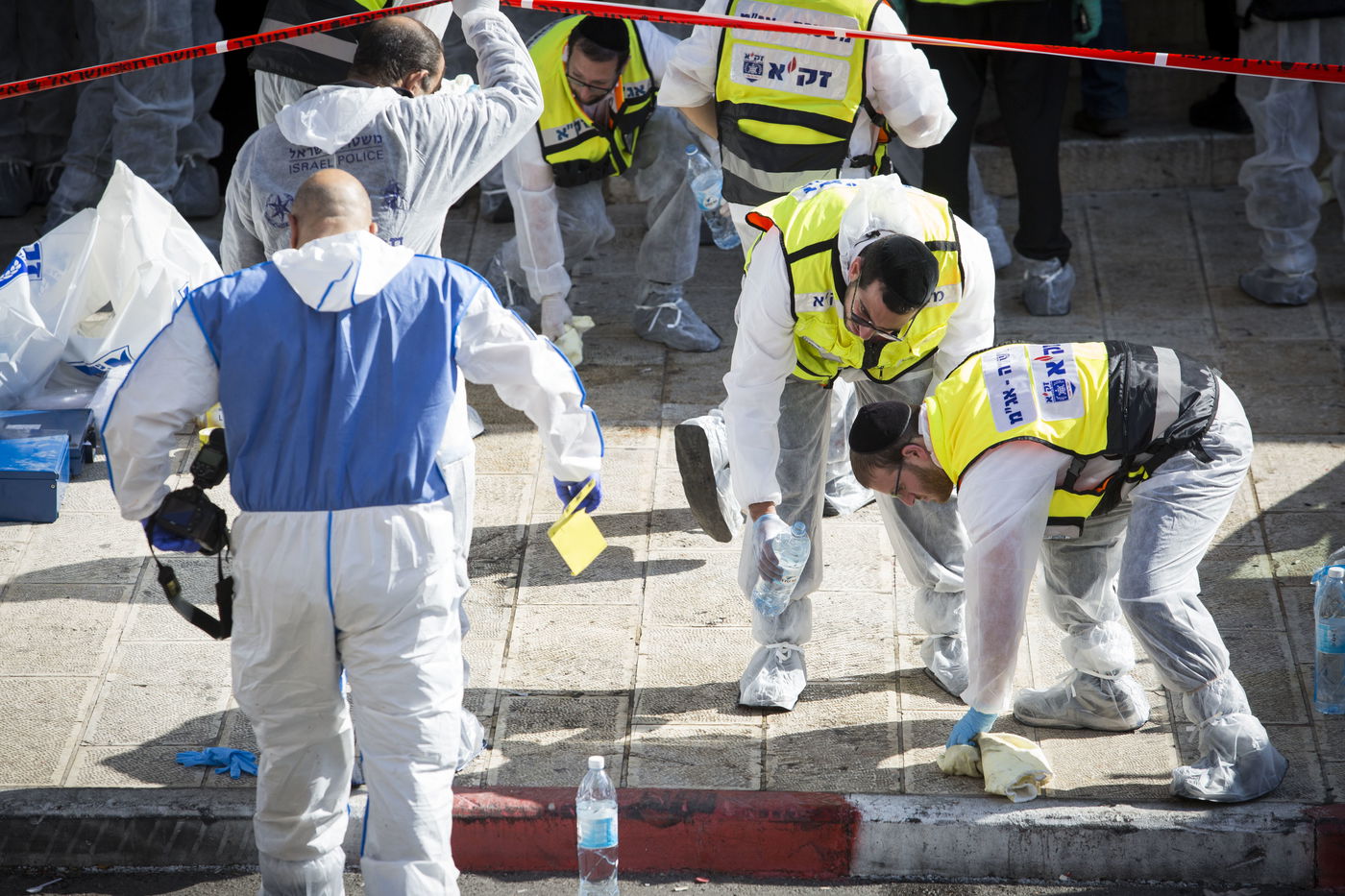 עין במר בוכה: גופות הקדושים הי"ד הוצאו מבית הכנסת • תיעוד דומע