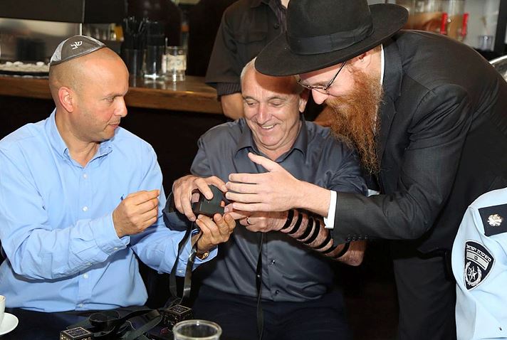 ראש העיר אשקלון איתמר שמעוני והשר לביטחון פנים יצחק אהרונוביץ'