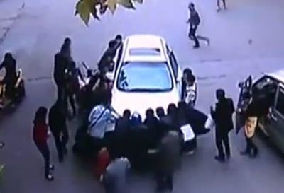 מדהים: הרימו את הרכב וחילצו אשה פצועה