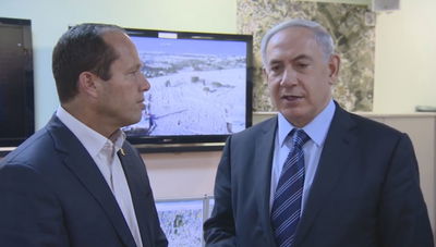 ראש הממשלה בנימין נתניהו וראש העיר ניר ברקת בחמ"ל העירייה