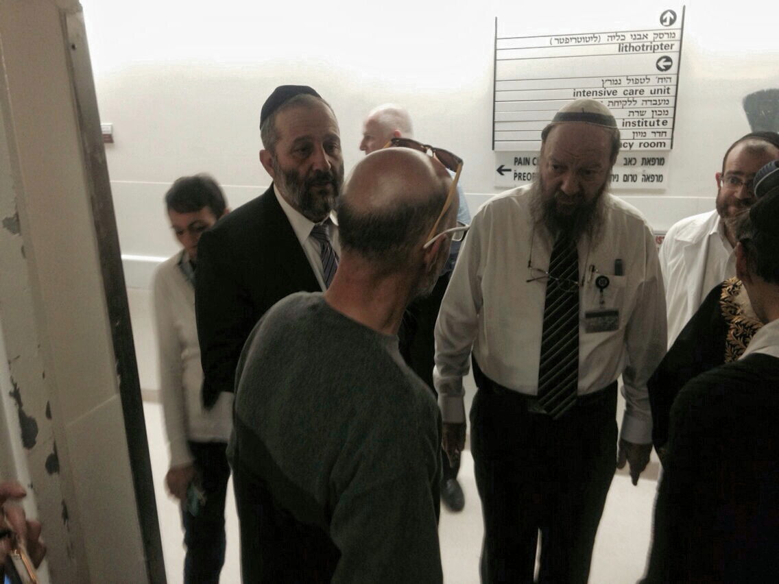 תיעוד: הראשל"צ וח"כים בביקור אצל פצועי הטבח